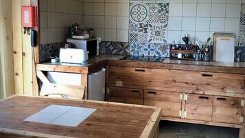 Een magnetron, een kookplaat