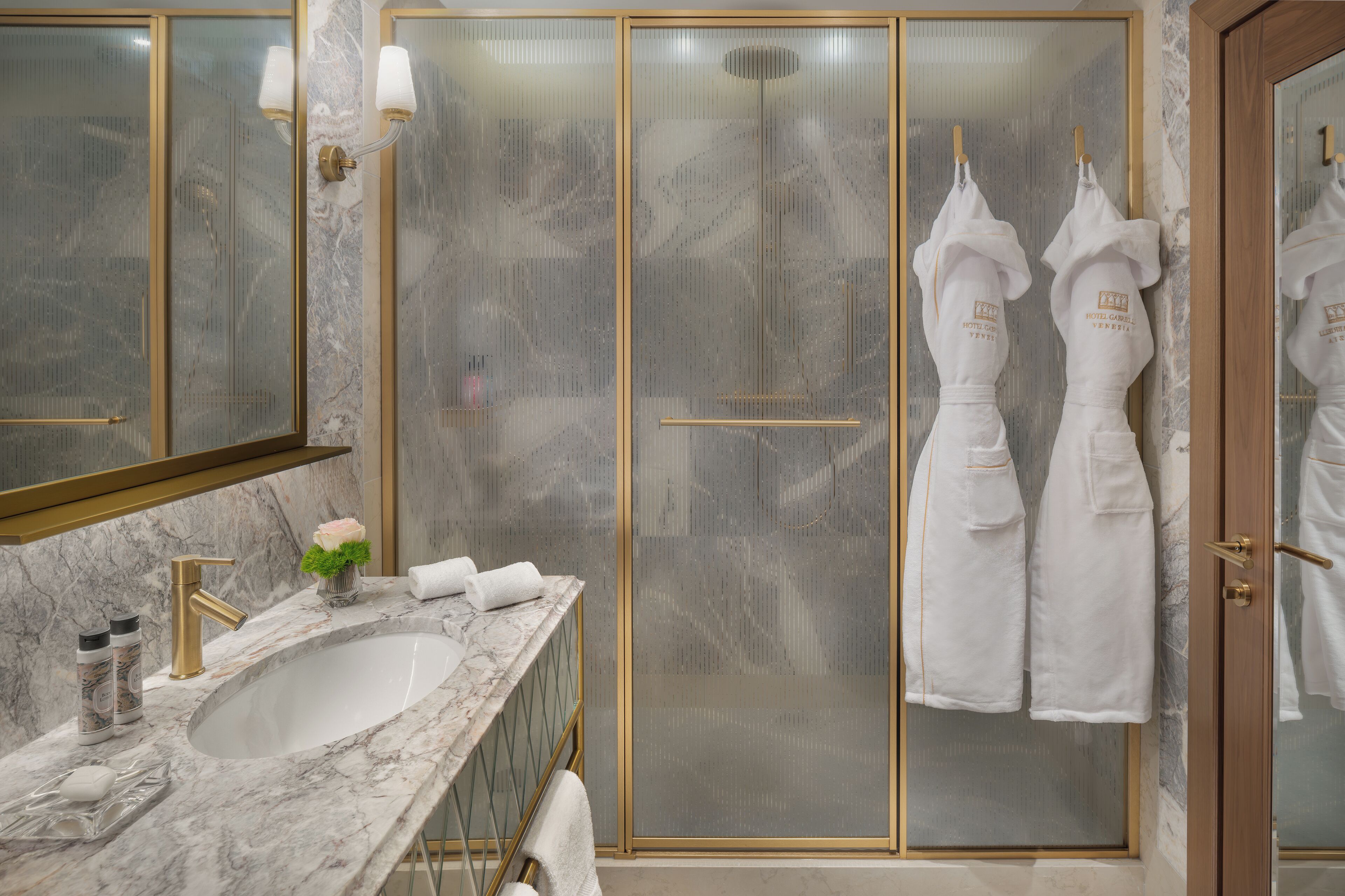 Een douche, milieuvriendelijke toiletartikelen, een haardroger