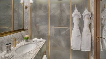 Een douche, milieuvriendelijke toiletartikelen, een haardroger