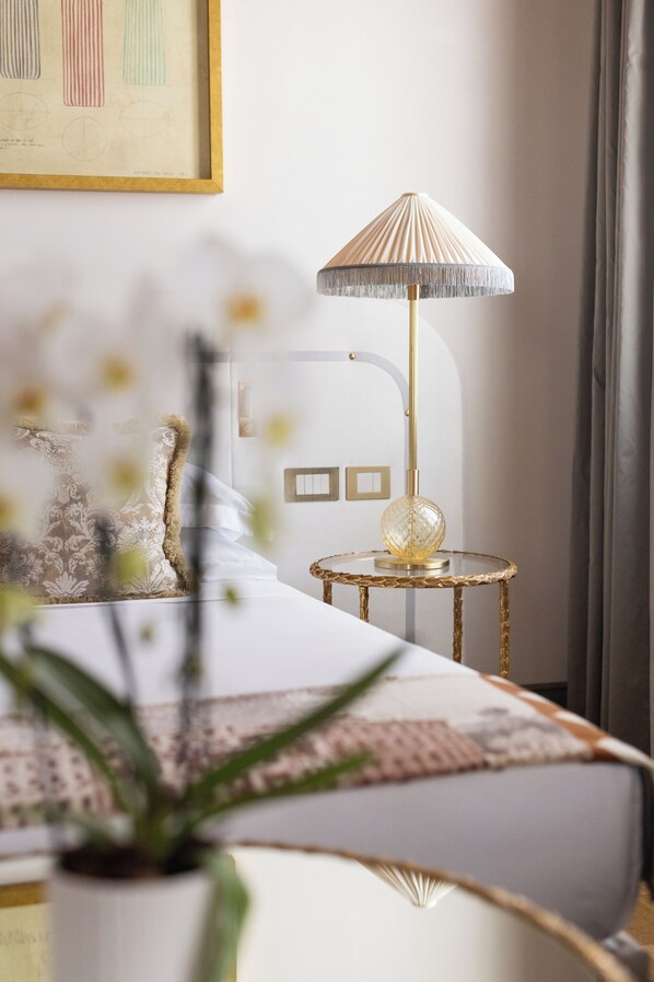 One Bedroom Prestige Apartment | Hypoallergeen beddengoed, een kluis op de kamer, een bureau