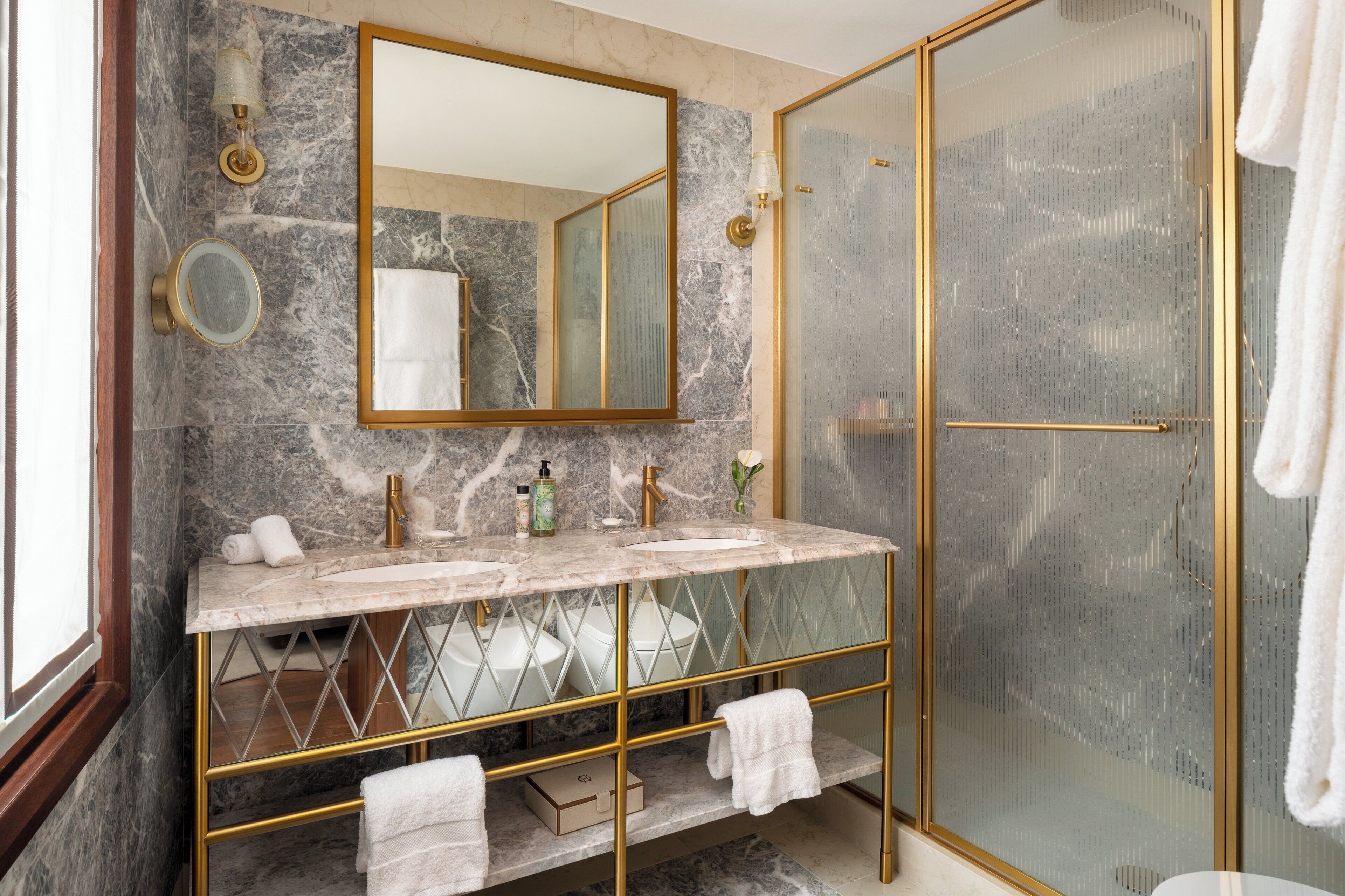 One Bedroom Prestige Apartment | Badezimmer | Dusche, umweltfreundliche Kosmetikartikel, Haartrockner, Bademäntel