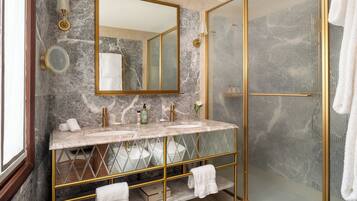 One Bedroom Prestige Apartment | Badezimmer | Dusche, umweltfreundliche Kosmetikartikel, Haartrockner, Bademäntel