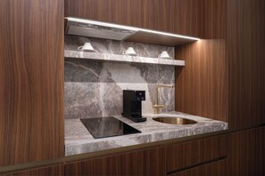 One Bedroom Prestige Apartment | 低過敏寢具、客房內保險箱、書桌、遮光布/窗簾