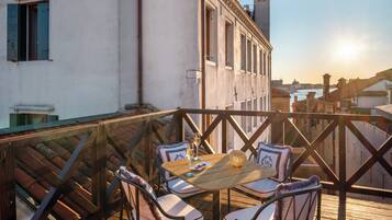 Two Bedroom Deluxe Apartment with Terrace | Allergitestet sengetøy, safe på rommet, skrivebord og blendingsgardiner