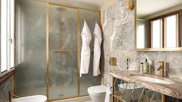 One Bedroom Heritage Apartment Garden View | Bathroom | Shower, eco-friendly toiletries, hair dryer, bathrobes