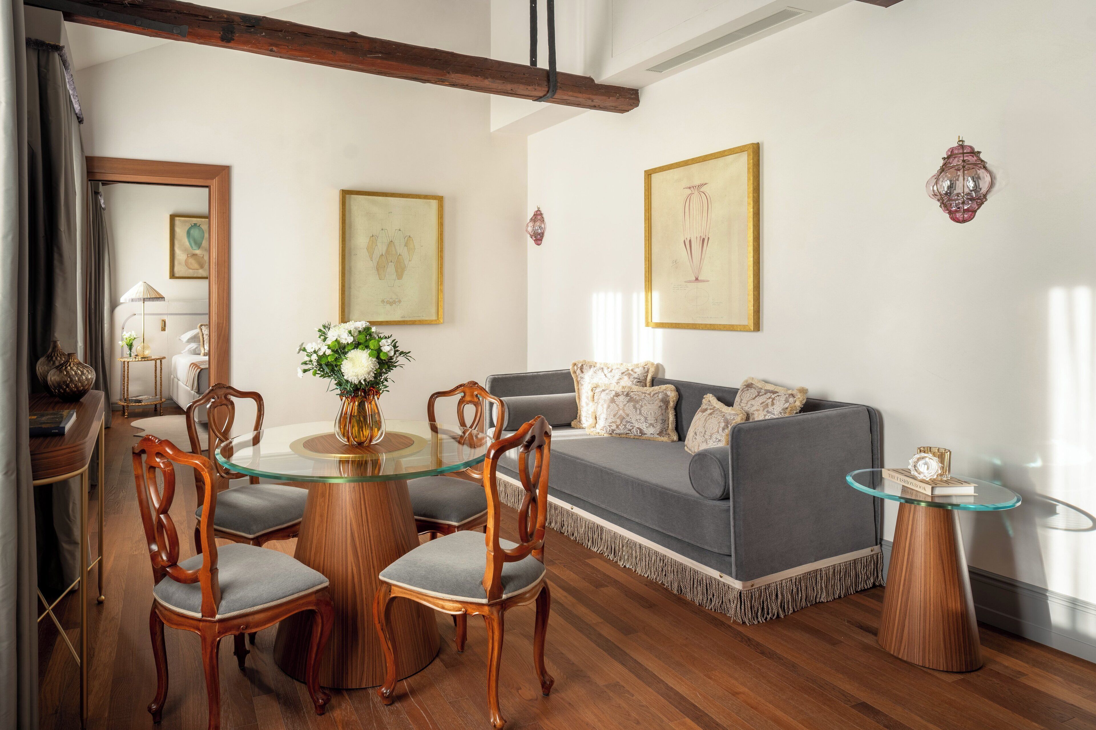 Ropa de cama hipoalergénica y caja de seguridad en la habitación 