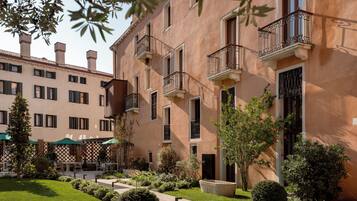 One Bedroom Heritage Apartment Garden View | Garden view