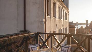 Two Bedroom Deluxe Apartment with Terrace | Terrasse/gårdhave