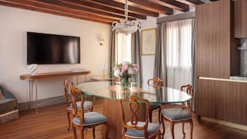 Literie hypoallergénique, coffres-forts dans les chambres, bureau