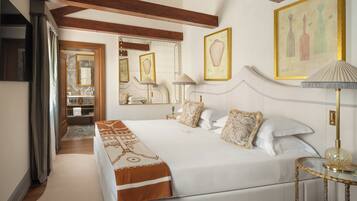 One Bedroom Prestige Apartment | Hypo-allergenic bedding available, in-room safe, desk, blackout drapes
