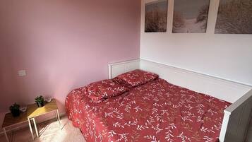 Bureau, fer et planche à repasser, Wi-Fi gratuit, draps fournis