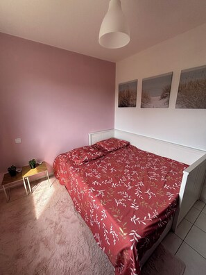 Escritorio, tabla de planchar con plancha, wifi gratis y ropa de cama