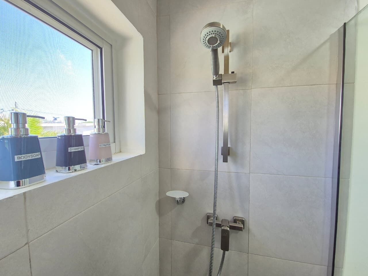 Dusche, Haartrockner, Handtücher, Seife