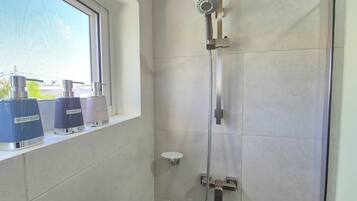Dusche, Haartrockner, Handtücher, Seife