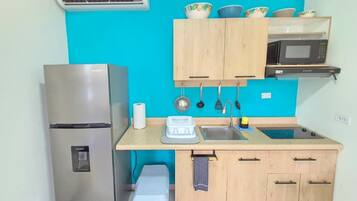 KĂŒhlschrank, Mikrowelle, Herdplatte, Wasserkocher mit Kaffee-/Teezubehör