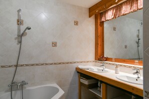 Shower, hair dryer - Apartment "Gîte Yveco" with Mountain View, Balcony and Wi-Fi (Châteauneuf)