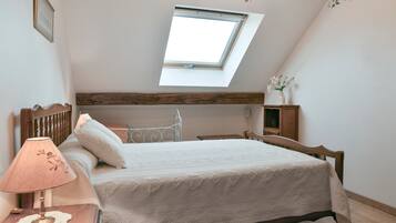 2 bedrooms, iron/ironing board, WiFi