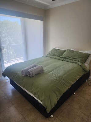 3 bedrooms, WiFi, bed sheets - West Perth apartment. Walking distance to CBD, King's Park and Public transport. (West Perth)