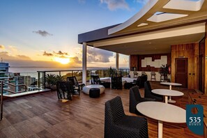 Outdoor dining - Enjoy your stay steps from Farol da Barra (Salvador)