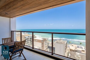 Outdoor dining - Enjoy your stay steps from Farol da Barra (Salvador)