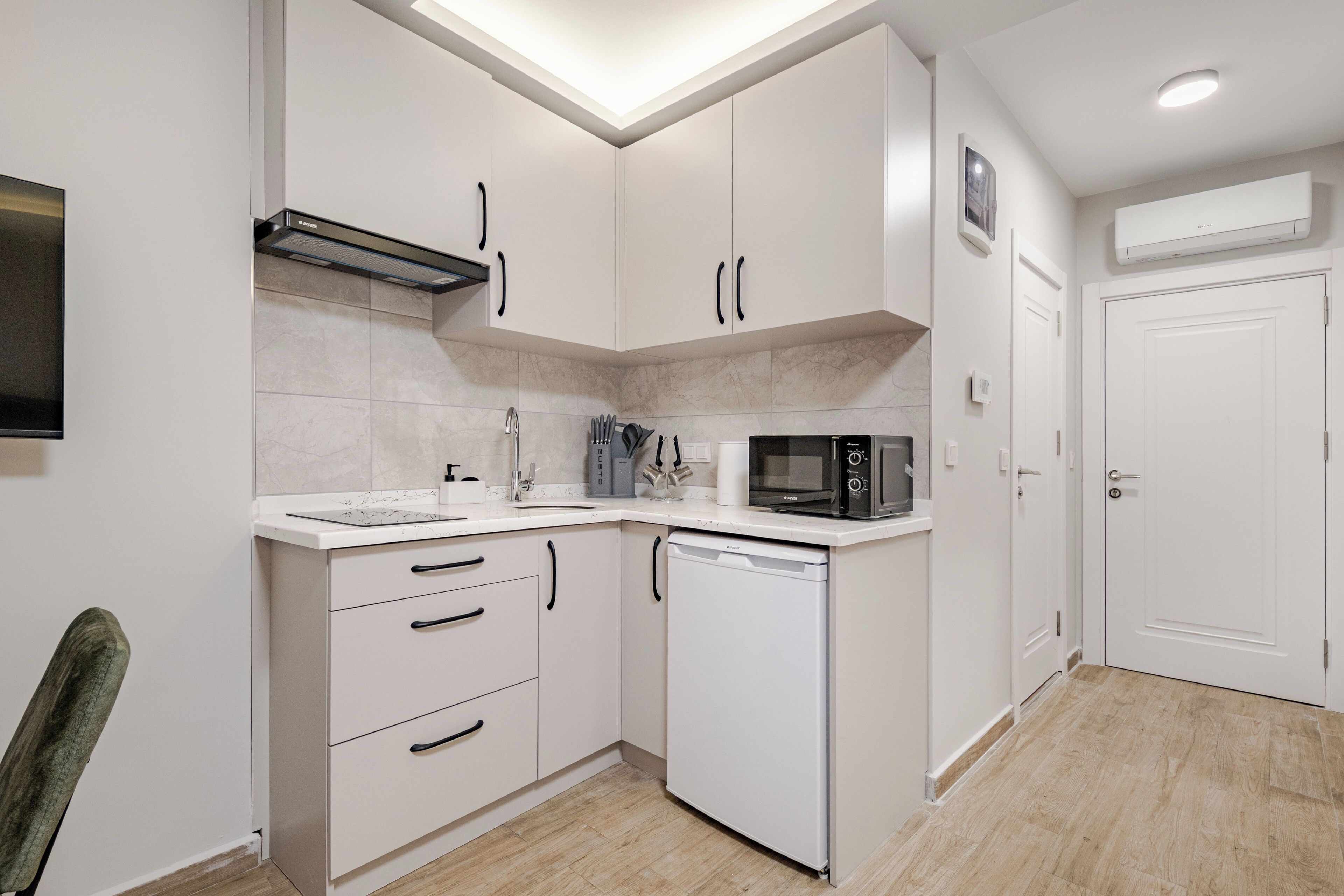 Fridge, microwave, stovetop, electric kettle