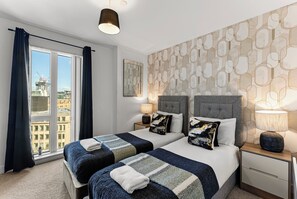 2 habitaciones, tabla de planchar con plancha y ropa de cama 