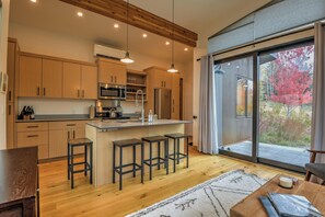 Four à micro-ondes, un four, surface de cuisson, lave-vaisselle