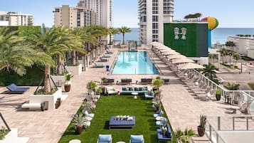 Piscina all'aperto, una piscina riscaldata