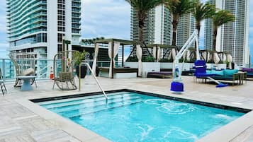 Een buitenzwembad, een verwarmd zwembad