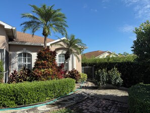 Property grounds - Tranquil Naples Getaway 4BR Home with Pool, Spa Orchard & Pond near Hospitals & (Naples)