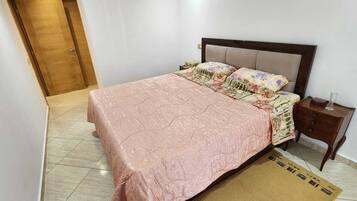 3 slaapkamers, een strijkplank/strijkijzer, internet, beddengoed