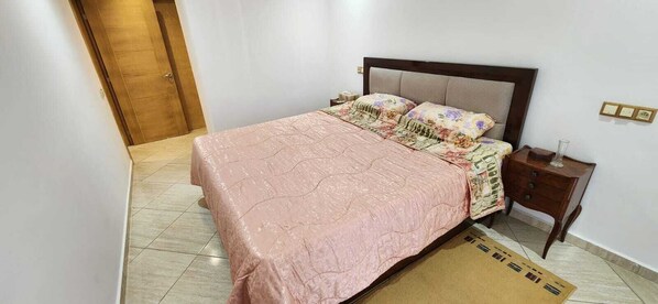 3 slaapkamers, een strijkplank/strijkijzer, internet, beddengoed