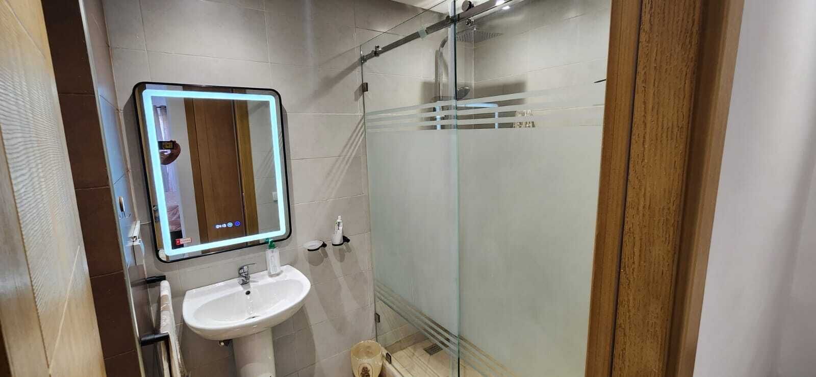 Secadora de cabello, toallas, jabón, papel de baño 