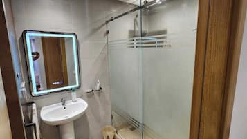 Secadora de cabello, toallas, jabón, papel de baño