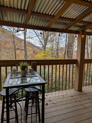 Outdoor dining - Classy Cabin with Private Deck on the Mountain (Black Mountain)