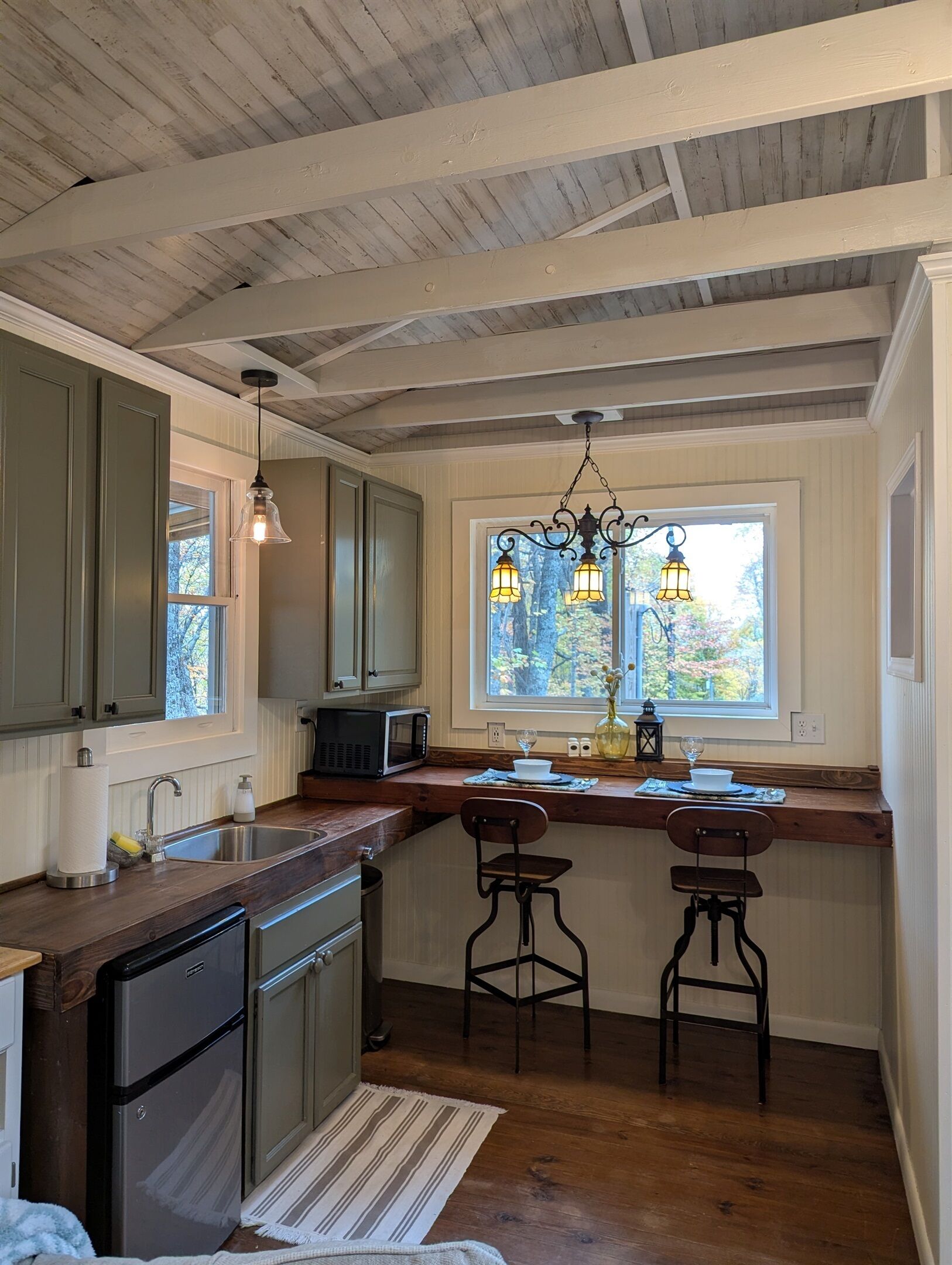 Mikrobølgeovn, kaffetrakter/tekoker, brødrister og kjøkkenutstyr