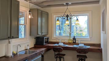 Mikrobølgeovn, kaffetrakter/tekoker, brødrister og kjøkkenutstyr