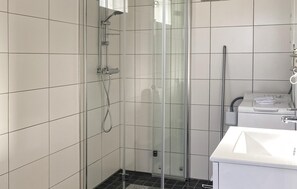 Shower - Lovely home in Motala with WiFi (Motala)