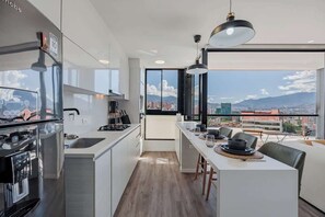 Private kitchen - lEPl Nice Apt w/Pool, Good Zone, Bbq & Balcony (Medellín)