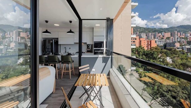 A modern apartment with a balcony, a dining area, and a kitchen. - lEPl Nice Apt w/Pool, Good Zone, Bbq & Balcony (Medellín)