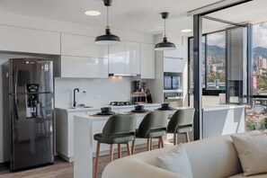 Private kitchen - lEPl Nice Apt w/Pool, Good Zone, Bbq & Balcony (Medellín)