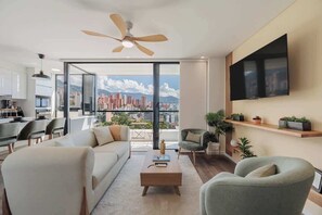 TV - lEPl Nice Apt w/Pool, Good Zone, Bbq & Balcony (Medellín)