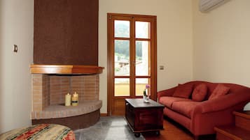 Suite, balkong, fjellutsikt | Oppholdsområde