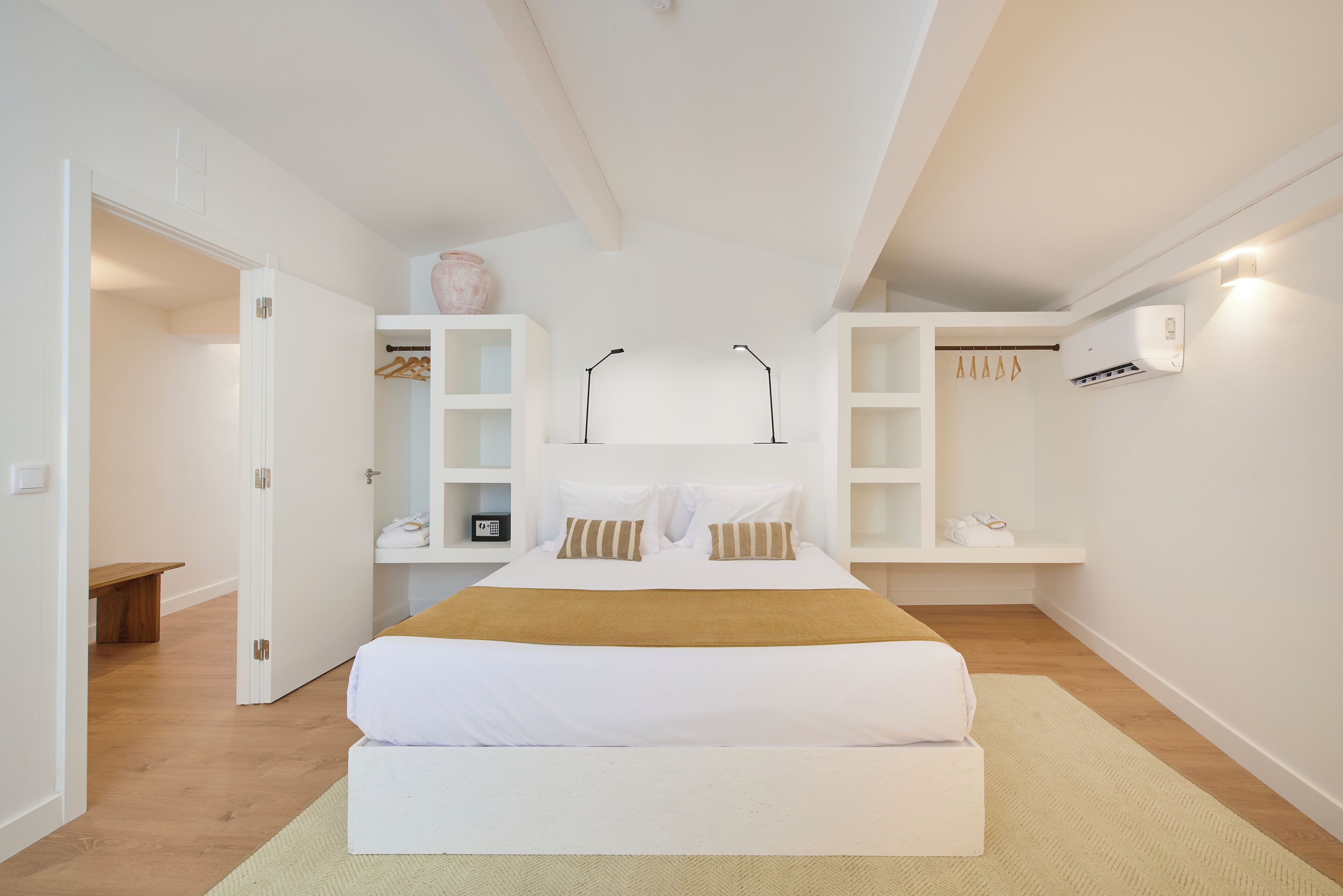 Classic-Apartment, Terrasse, Blick auf den Innenhof | Kostenloses WLAN