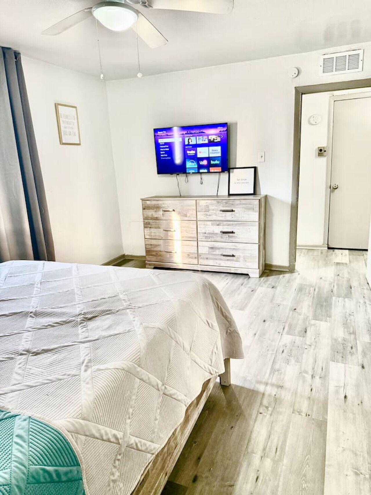 アイロン / アイロン台、WiFi (無料)、ベッドシーツ