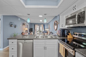 Réfrigérateur, micro-ondes, four, plaque de cuisson