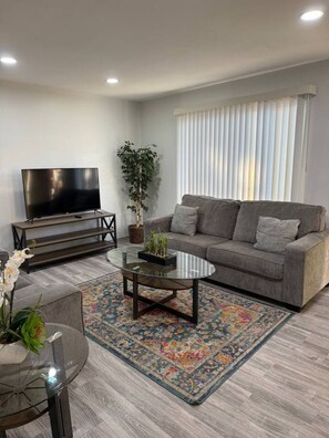 TV - Comfortable 2 BR Urban apartment Near Downtown (Dallas)