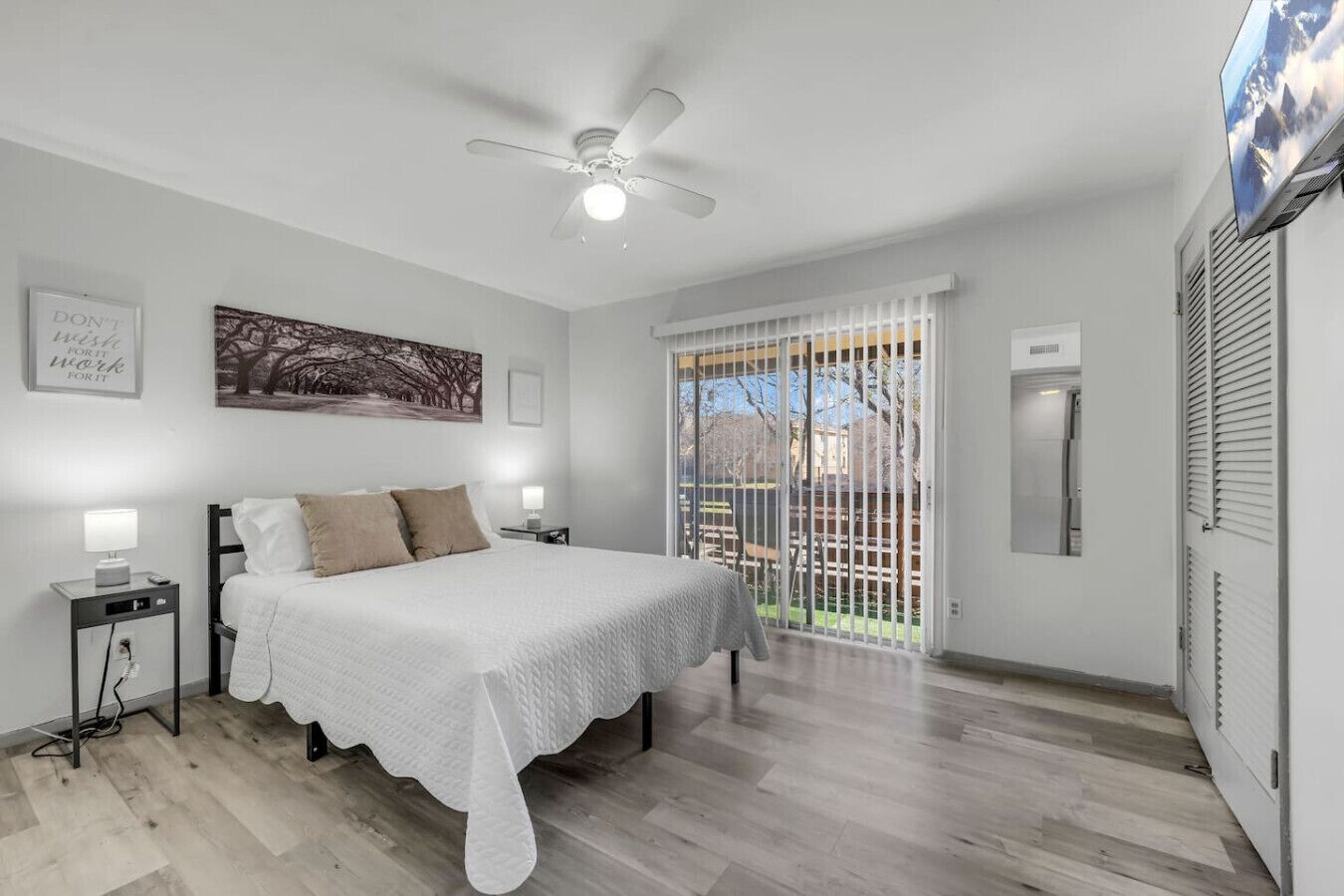 1 bedroom, desk, WiFi