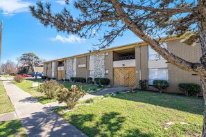 Exterior - Comfortable 2 BR Apartment (Dallas)