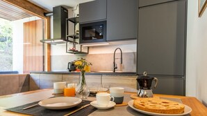 Kühlschrank, Mikrowelle, Herdplatte, Geschirrspüler